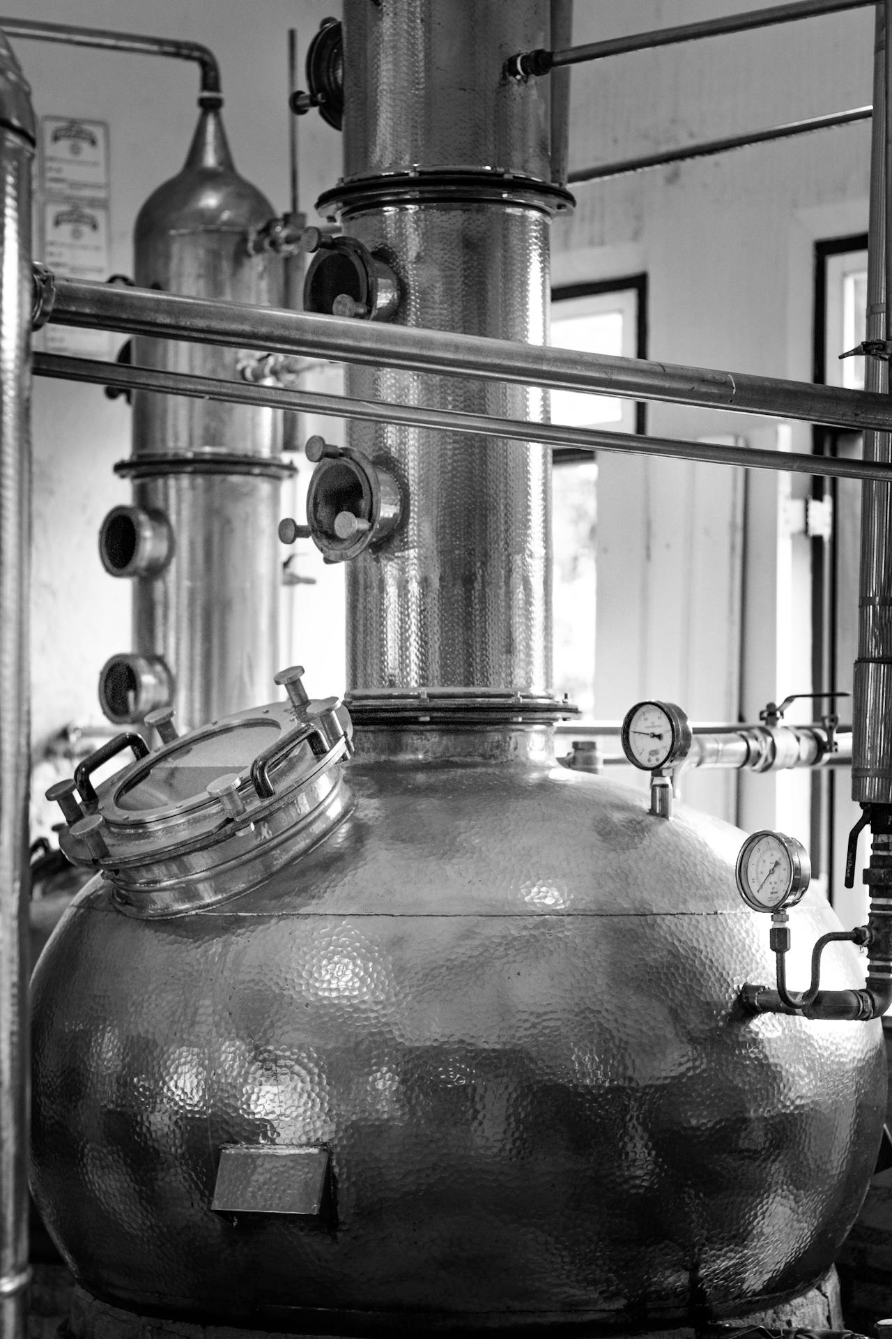 Ein Kupferkessel der für die Brennerei von Gin verwendet wird.
