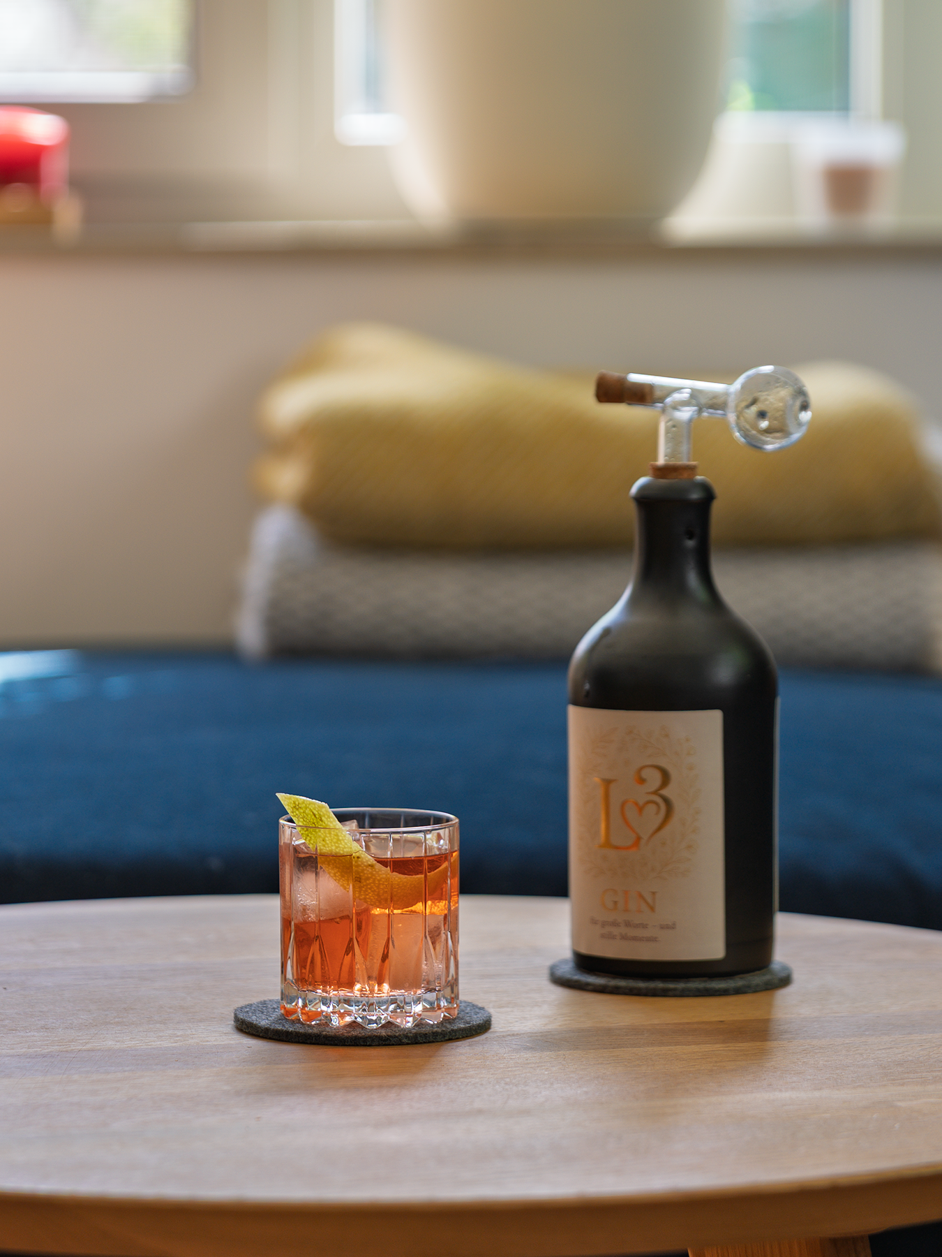 L³ Gin comte du sureau serviert im Glas.
