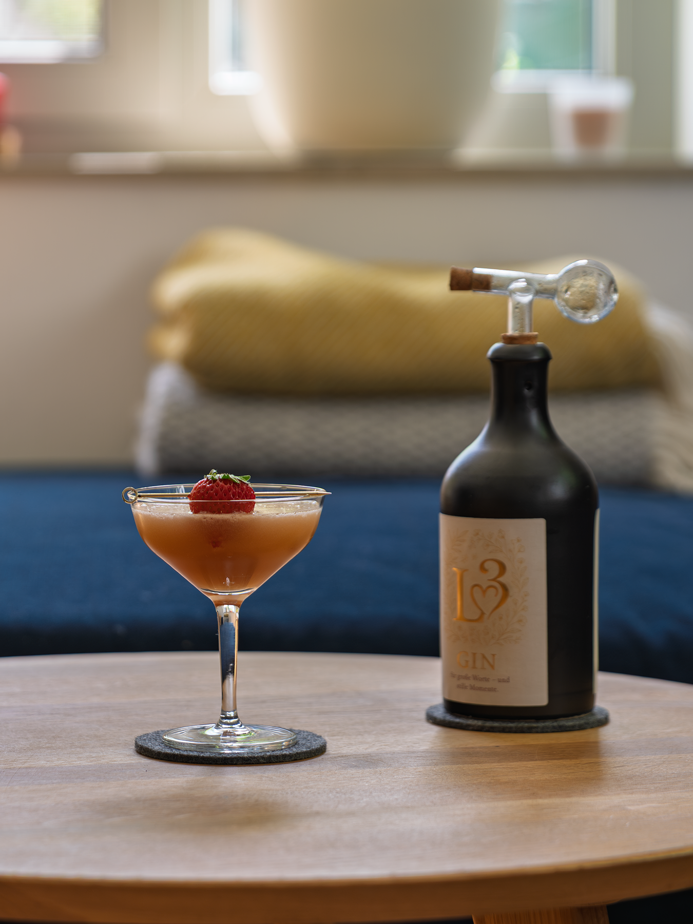 Strawberry Session mit L³ Gin serviert im Glas.
